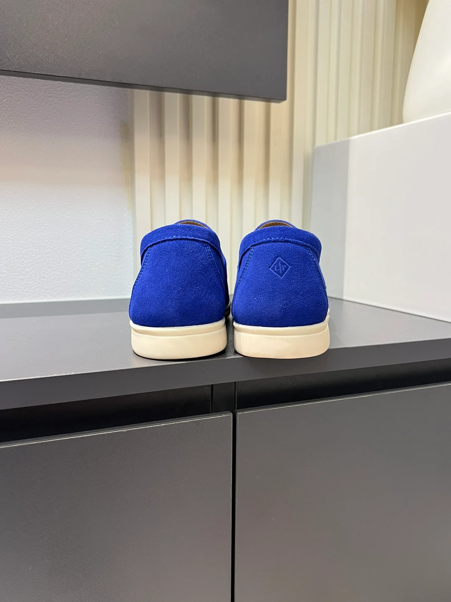 Men's shoes 💰p360 "Loro men's shoes 💰pian'*" Classic L men's shoes for couples 💰p Top version British flat loafers, a must-have item in old money style, the minimalist design is eye-catching and durable, a plus point for dressing The soft foot feel and texture are outstanding. They don’t scratch your feet and are very nice. They are matched with soft and waxy soles. They can be worn daily for a long time without getting tired. They are easy to wear, versatile and classic items, with perfect foot feel and texture! Imported cashmere fabric, the lining is made of imported A-grade water-dyed cow lining, the top version of the genuine leather midsole is sewn with pure handmade mark thread! Size: Female 35-40 (34. Customized) Male 38-44 (45.46. Customized)